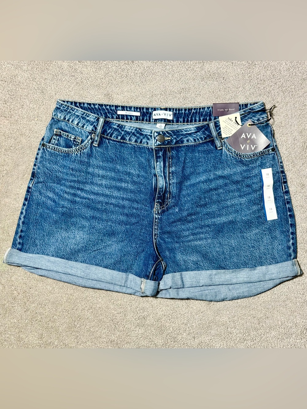 NWT AVA & VIV Women’s Blue Denim Rolled Hem Midi Shorts Size 18